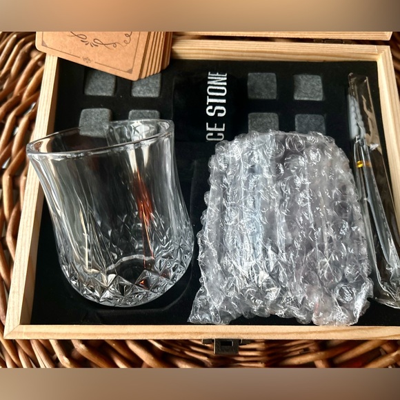 NWT Fine Whiskey / Gift Set / OakSea / 2 Glasses / 8 Stone Cubes - Picture 5 of 7